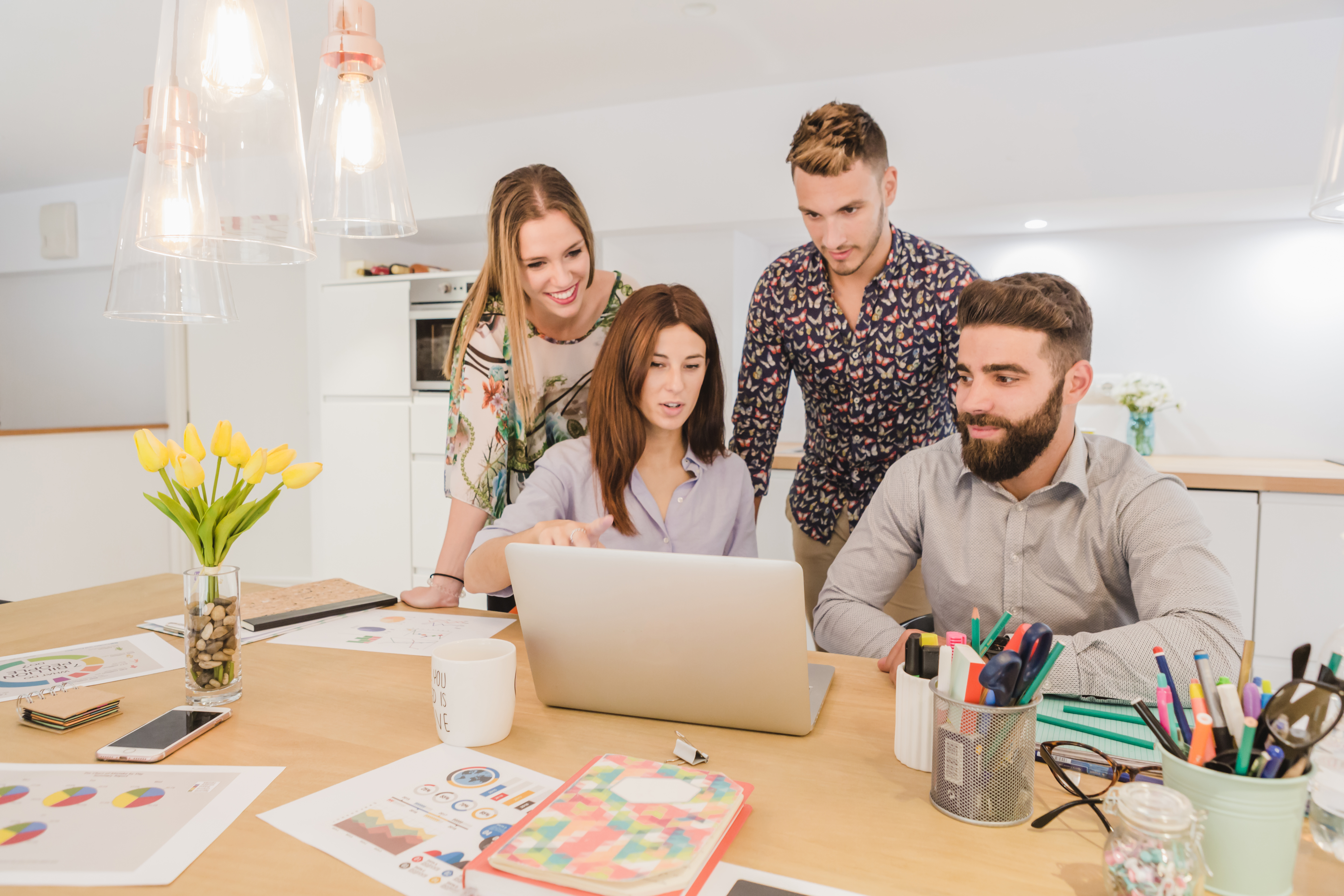 equipo-creativo-trabajando-en-el-proyecto