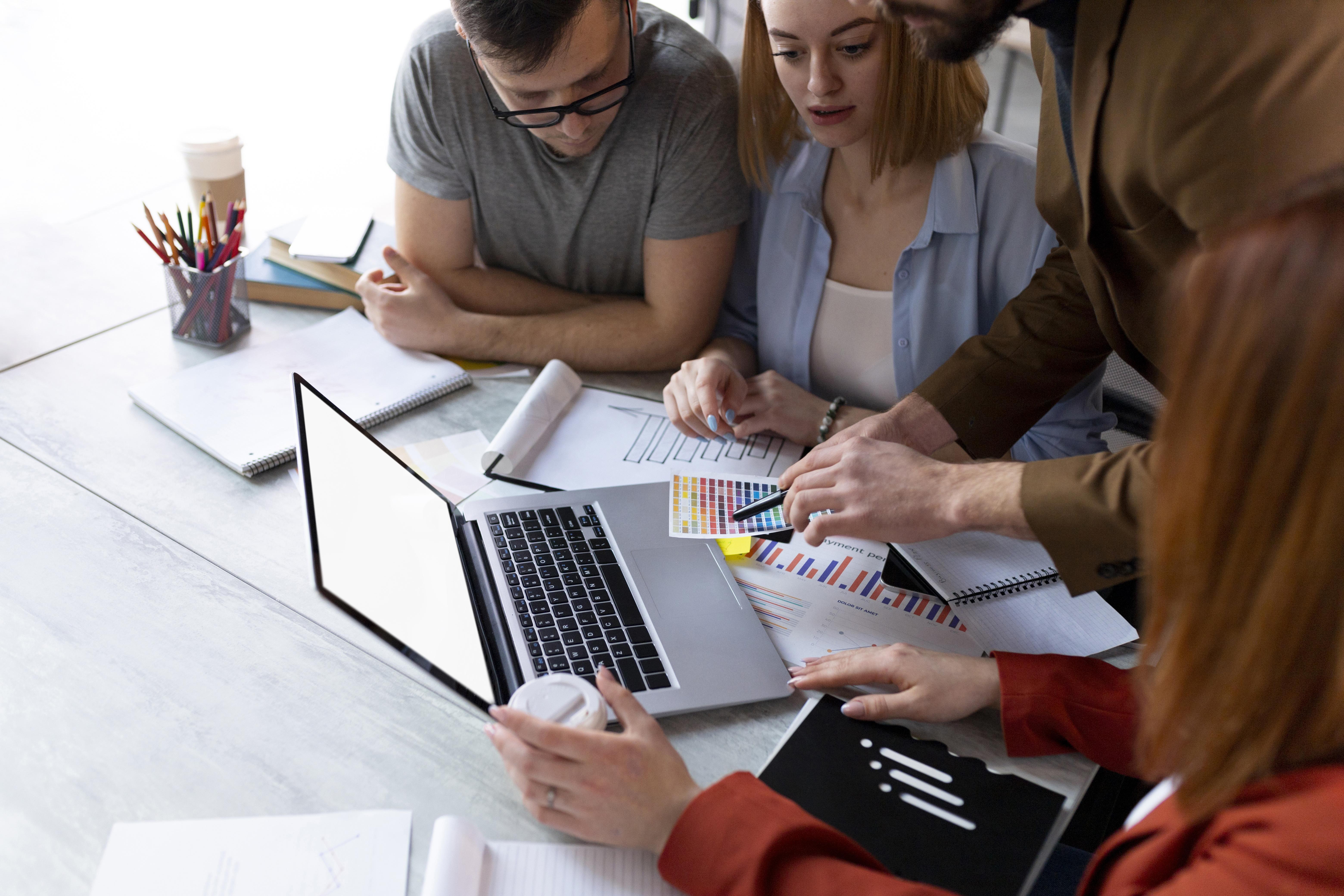 lluvia-de-ideas-de-personas-en-una-reunion-de-trabajo